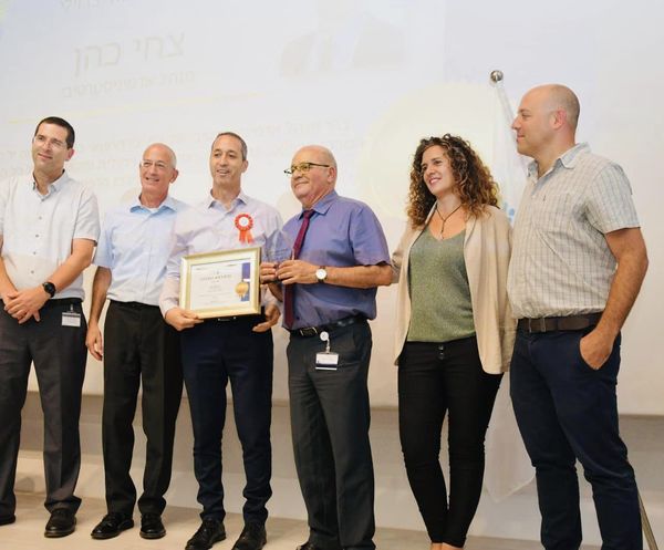 התמונה המנהל האדינסטרטיבי של ברזילי צחי כהן מקבל את הפרס